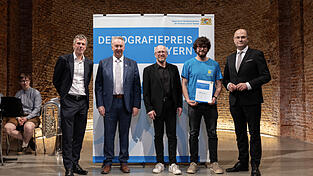 Finanz- und Heimatminister Albert F&uuml;racker verleiht den &bdquo;Demografiepreis Bayern 2025&ldquo; an den F&ouml;rderverein Bad Einweging.