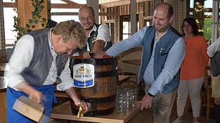 Mit nur einem Schlag zapfte B&uuml;rgermeister Josef Beham das Fass an.