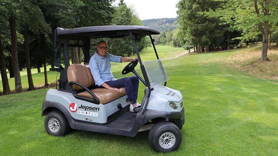 Im Wald eingebettet liegt der Golf- und Landclub Regensburg. Vorstand Peter Styra erkl&auml;rt, dass der Verein auch nach dem Brand des Jagdschlosses weiter besteht.