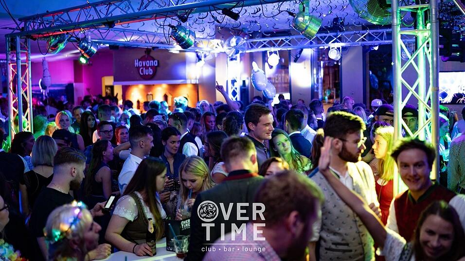 Auch am zweiten Volksfestfreitag schauten viele G&auml;ste im Overtime vorbei.