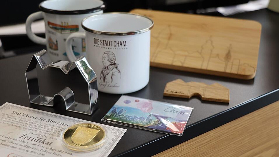 Luckner-M&uuml;nze und -Tasse, Biertor-Pl&auml;tzchenausstecher und -Magnet und ein Brotzeit-Brettl mit Chams Stadt-Silhouette hat die Tourist-Info extra in Auftrag gegeben.