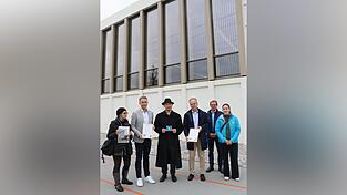 Bei der Plakettenübergabe (von links): Susanne Rieck (LBV Landshut), Konrektor Michael Trapp, LBV-Projektmanager Peter Stimmler, Baureferent Johannes Doll, Bernhard Herrndobler (Leiter des Sachgebiets Hochbau und Technik) und Sandra Herrnberger, Fachkraft für heimischen Artenschutz bei der Stadt