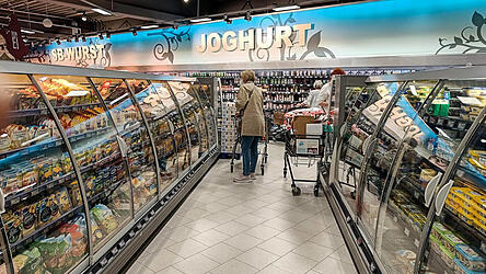 Unter anderem zwei Joghurtbecher hatte der Angeklagte unter seiner Jacke versteckt. (Symbolfoto)