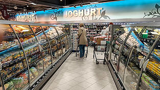 Unter anderem zwei Joghurtbecher hatte der Angeklagte unter seiner Jacke versteckt. (Symbolfoto) Unter anderem zwei Joghurtbecher hatte der Angeklagte unter seiner Jacke versteckt. (Symbolfoto)