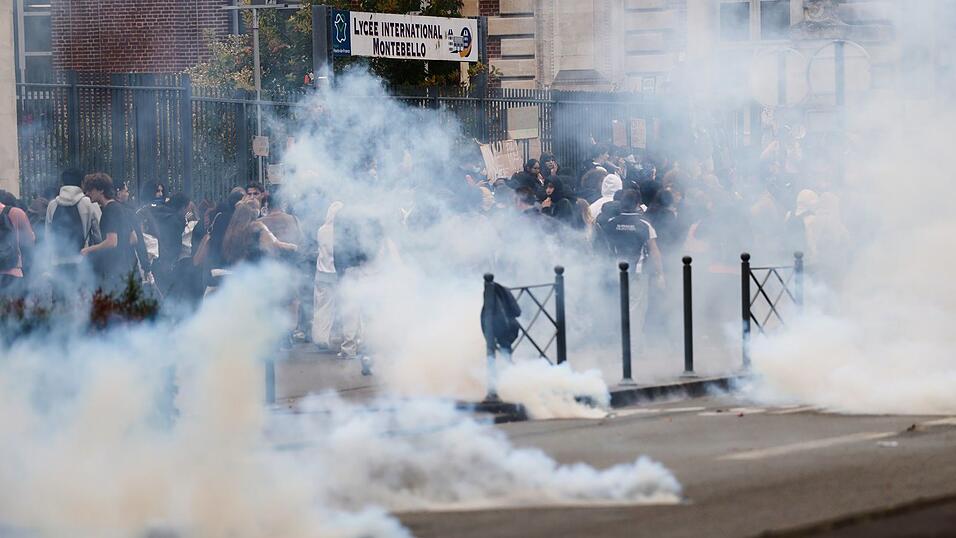 Auch der Einsatz der Polizei bei den Protesten an franz&ouml;sischen Schulen steht in der Kritik, es war die Rede von F&auml;llen von Polizeigewalt.