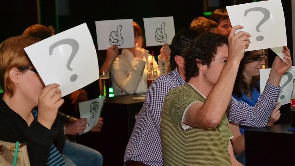 Mit Schildern zeigten die jungen Wähler während der Veranstaltung 'Jetz frog I!' an, ob sie die Antworten der Politiker gut oder schlecht fanden und ob sie sie verstanden haben.(Foto: David Voltz) Mit Schildern zeigten die jungen Wähler während der Veranstaltung 'Jetz frog I!' an, ob sie die Antworten der Politiker gut oder schlecht fanden und ob sie sie verstanden haben.(Foto: David Voltz)