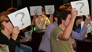 Mit Schildern zeigten die jungen W&auml;hler w&auml;hrend der Veranstaltung 'Jetz frog I!' an, ob sie die Antworten der Politiker gut oder schlecht fanden und ob sie sie verstanden haben.(Foto: David Voltz)