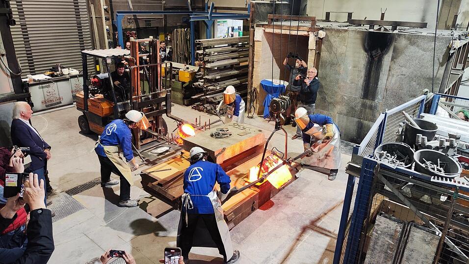 Hier wurde es heiß: Die Mitarbeiter der Gießerei Gugg gießen die Form mit dem Relief aus.
