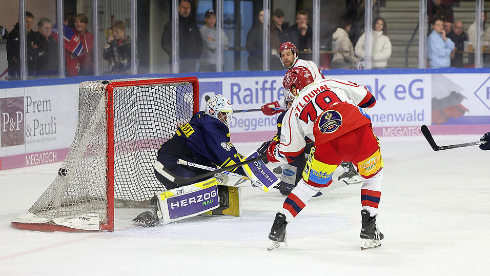 In ihrem letzten Vorbereitungsspiel vor dem Start der Oberligasaison hat der Deggendorfer SC mit einem 3:1-Erfolg gegen die Zeller Eisbären noch einmal Sebstvertrauen getankt. Hier zappelt der Puck zum zwischenzeitlichen 2:0 im Netz. In ihrem letzten Vorbereitungsspiel vor dem Start der Oberligasaison hat der Deggendorfer SC mit einem 3:1-Erfolg gegen die Zeller Eisbären noch einmal Sebstvertrauen getankt. Hier zappelt der Puck zum zwischenzeitlichen 2:0 im Netz.