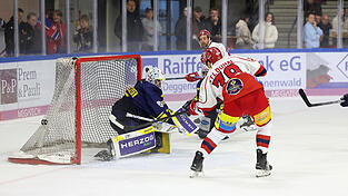In ihrem letzten Vorbereitungsspiel vor dem Start der Oberligasaison hat der Deggendorfer SC mit einem 3:1-Erfolg gegen die Zeller Eisbären noch einmal Sebstvertrauen getankt. Hier zappelt der Puck zum zwischenzeitlichen 2:0 im Netz.