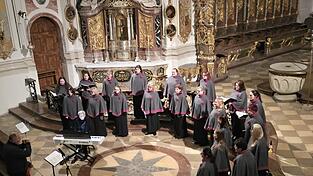 Der Chor „Vokální Harmonie“ stimmte mit klangvoll ergreifendem Gesang auf Adventszeit ein. Der Chor „Vokální Harmonie“ stimmte mit klangvoll ergreifendem Gesang auf Adventszeit ein.