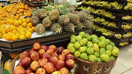 Ein Hype, so kurios und gleichzeitig faszinierend: KI-generiertes Obst, das fremdgeht. Wer hier in der Auslage wohl wessen Aff&auml;re ist?
