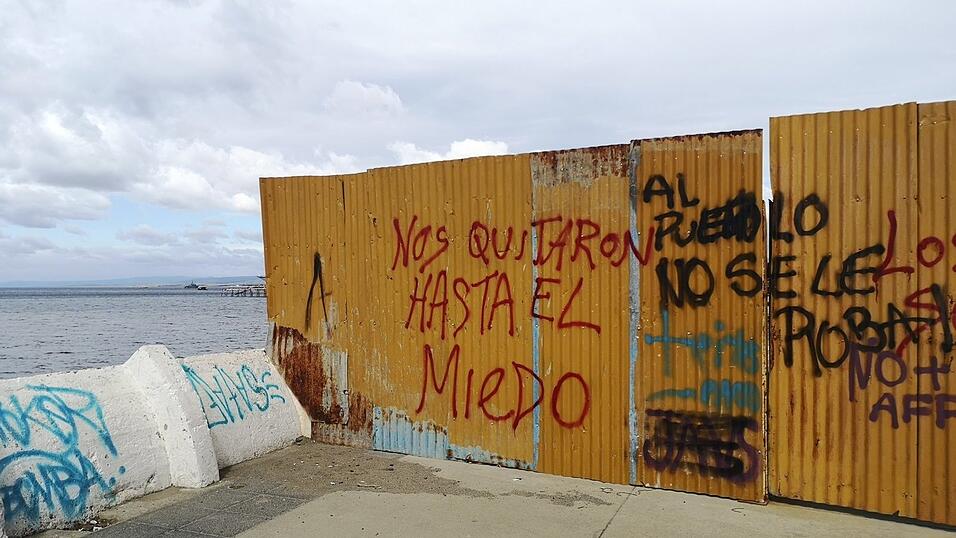 Überall im Ort Punta Arenas begegenen einem Protestsprüche. Überall im Ort Punta Arenas begegenen einem Protestsprüche.