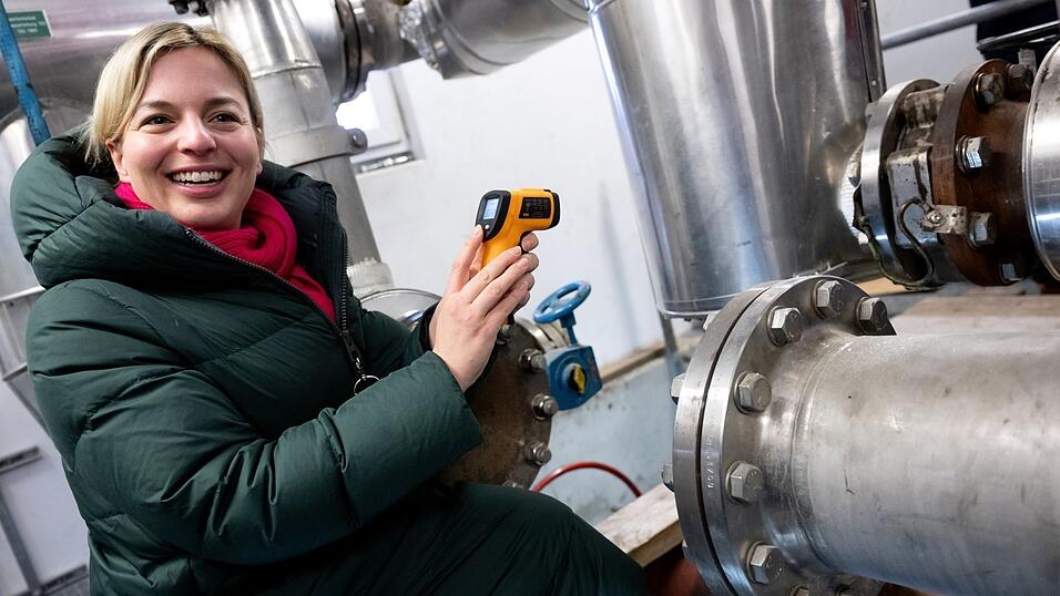 Katharina Schulze besichtigt eine Geothermieanlage.