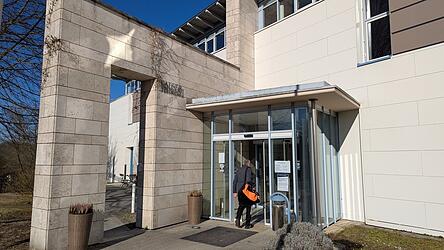 Ein Mann betritt am Mittwoch das Kurbad Kaiser Therme. Am Eingang finden sich keinerlei Hinweise darauf, dass bestimmte Kassenpatienten derzeit abgewiesen werden.