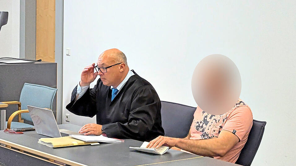 Der Mandant von Uwe Grabner bestritt am Dienstag den Vorwurf. Die mutmaßliche Geschädigte habe wohl schon früher einmal eine Vergewaltigung erfunden aber „ich habe ihr nichts getan“.
