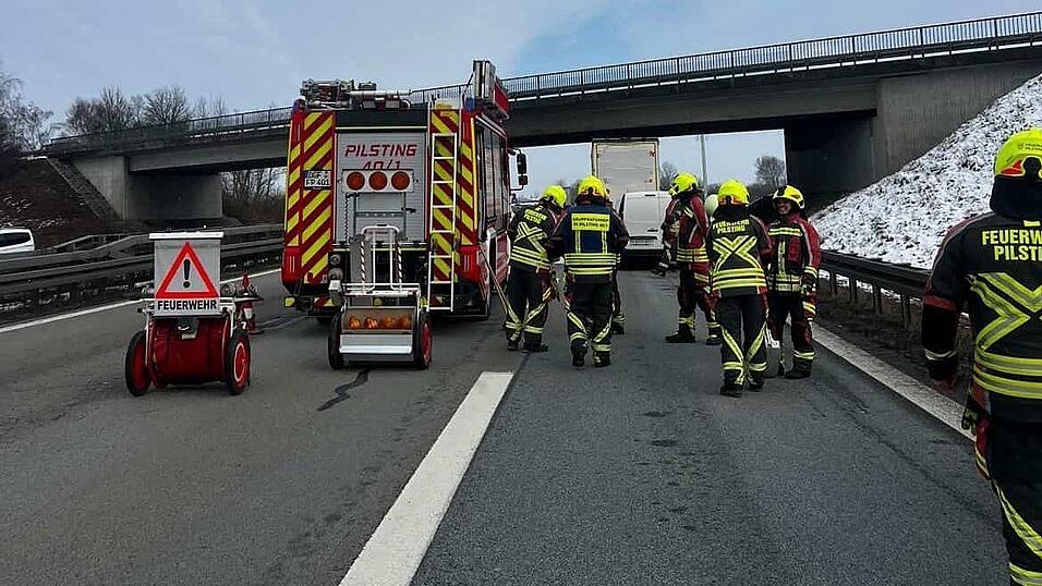 Mittels Wärmebildkamera stellte die Feuerwehr sicher, dass es zu keinem weiteren Brand kommt. Mittels Wärmebildkamera stellte die Feuerwehr sicher, dass es zu keinem weiteren Brand kommt.