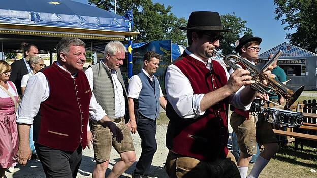 Mit Blasmusiklängen wurde ins Bierzelt eingezogen. Mit Blasmusiklängen wurde ins Bierzelt eingezogen.