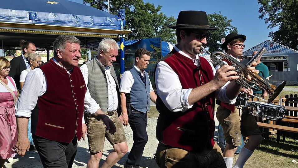 Mit Blasmusikl&auml;ngen wurde ins Bierzelt eingezogen.