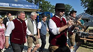 Mit Blasmusikl&auml;ngen wurde ins Bierzelt eingezogen.