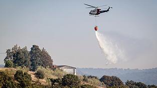 Immer wieder müssen in Spanien Hubschrauber für die Bekämpfung der vielen Waldbrände eingesetzt werden. (Archiv-Bild) Immer wieder müssen in Spanien Hubschrauber für die Bekämpfung der vielen Waldbrände eingesetzt werden. (Archiv-Bild)