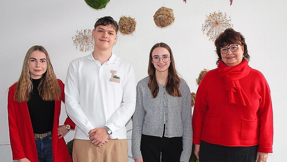 Die Auszubildenden Amy Hawelker (v.l.), Lukas Schweder, Lena Giftthaler und die stellvertretende Direktorin Elisabeth Kramer-Lieberth.