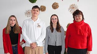 Die Auszubildenden Amy Hawelker (v.l.), Lukas Schweder, Lena Giftthaler und die stellvertretende Direktorin Elisabeth Kramer-Lieberth.