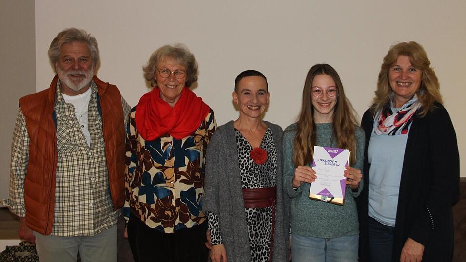 Die Jury, bestehend aus Jochen Lipps (l.), Maria Stubinger (2.v.l.) und Heidrun Husty (r.) mit Stefanie Walter vom Cactus Buchladen und Siegerin Anna Schaffner.