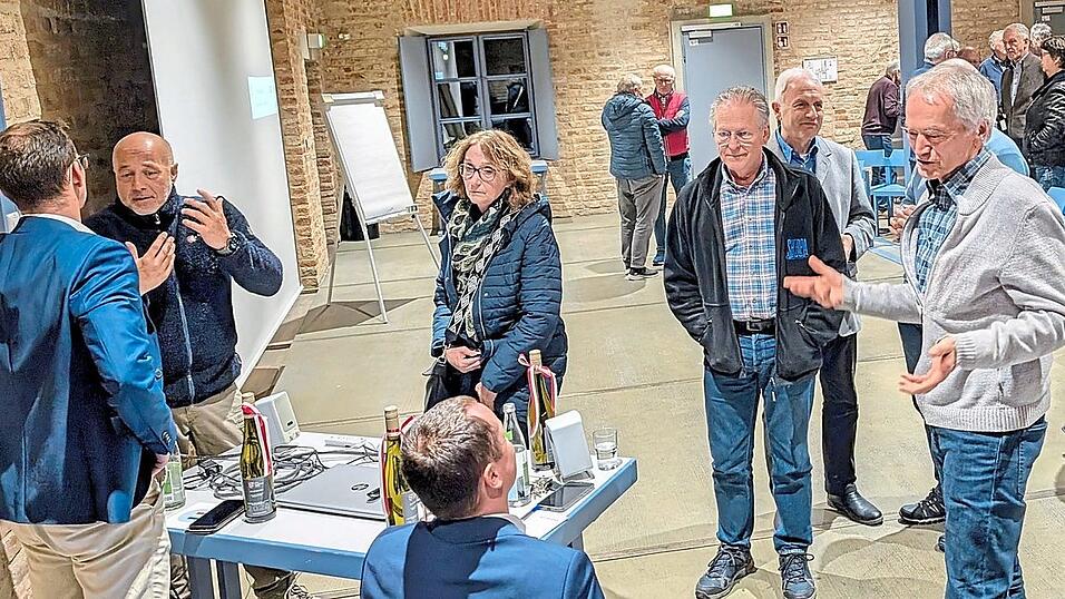 Es gab viel zu besprechen, am Mittwochabend im Kastenhof. Die Gelegenheit, mit Experten der Stadtwerke in Sachen Energiezukunft zu diskutieren, nutzten rund 70 Gäste des Infoabends. Es gab viel zu besprechen, am Mittwochabend im Kastenhof. Die Gelegenheit, mit Experten der Stadtwerke in Sachen Energiezukunft zu diskutieren, nutzten rund 70 Gäste des Infoabends.
