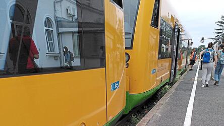 Stundentakt? Das h&auml;tten zum Beispiel Steve Brachwitz (SPD) und Christian Oberth&uuml;r (Die Linke) gerne. F&uuml;r andere wie Michael Multerer (CSU) ist das nicht realistisch.