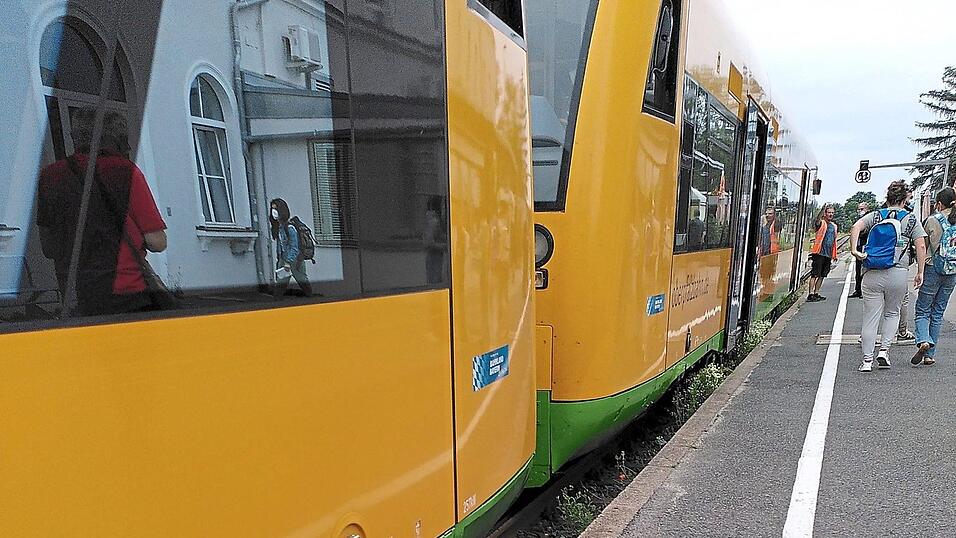 Stundentakt? Das h&auml;tten zum Beispiel Steve Brachwitz (SPD) und Christian Oberth&uuml;r (Die Linke) gerne. F&uuml;r andere wie Michael Multerer (CSU) ist das nicht realistisch.