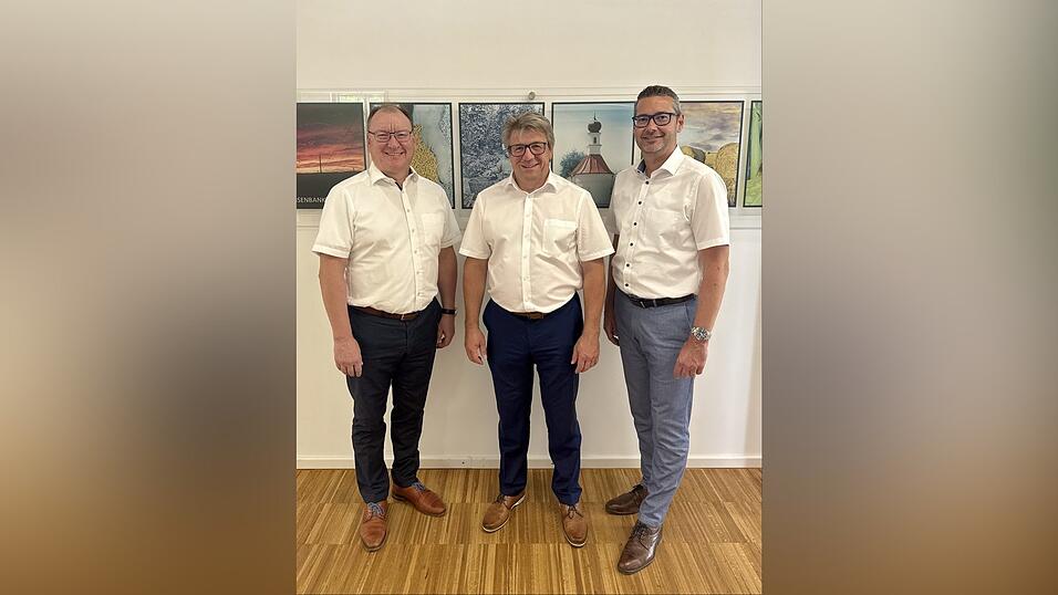 Die Vorstände Florian Maier (li.) und Thomas Maier (re.) gratulieren Aufsichtsratsvorsitzendem Roland Bauer. Die Vorstände Florian Maier (li.) und Thomas Maier (re.) gratulieren Aufsichtsratsvorsitzendem Roland Bauer.