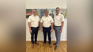 Die Vorstände Florian Maier (li.) und Thomas Maier (re.) gratulieren Aufsichtsratsvorsitzendem Roland Bauer. Die Vorstände Florian Maier (li.) und Thomas Maier (re.) gratulieren Aufsichtsratsvorsitzendem Roland Bauer.