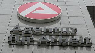 Im Dezember steigt die Arbeitslosigkeit: Betriebe stellen vor dem Jahresende weniger ein und in der kalten Jahreszeit gibt es weniger Außenjobs. (Archivbild) Im Dezember steigt die Arbeitslosigkeit: Betriebe stellen vor dem Jahresende weniger ein und in der kalten Jahreszeit gibt es weniger Außenjobs. (Archivbild)