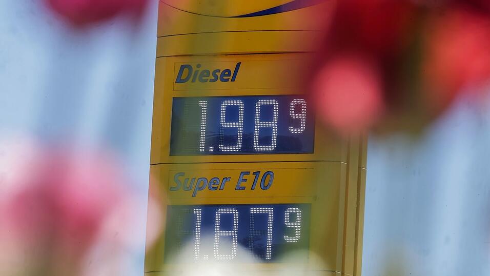Zum ersten Mal seit Anfang März hat Diesel im bundesweiten Tagesdurchschnitt wieder weniger als 2 Euro gekostet. (Archivbild) Zum ersten Mal seit Anfang März hat Diesel im bundesweiten Tagesdurchschnitt wieder weniger als 2 Euro gekostet. (Archivbild)