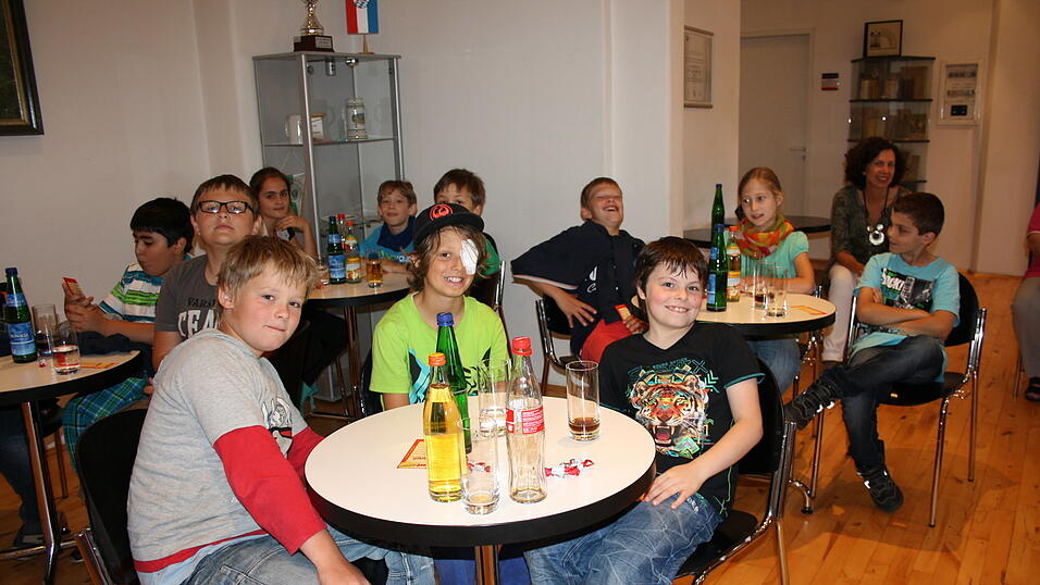 Die Viertklässler der Straubinger Grundschule St. Josef stärkten sich zu Beginn der Führung durch das Verlagshaus des Straubinger Tagblatts mit Getränken. Der Film über den Verlag und dessen Entstehungsgeschichte entlockte den 27 Jungen und Mädchen viele 'Ohh's und 'Ahh's. Vor allem die Druckerei faszinierte die Schüler. (Foto: Pfeffer) Die Viertklässler der Straubinger Grundschule St. Josef stärkten sich zu Beginn der Führung durch das Verlagshaus des Straubinger Tagblatts mit Getränken. Der Film über den Verlag und dessen Entstehungsgeschichte entlockte den 27 Jungen und Mädchen viele 'Ohh's und 'Ahh's. Vor allem die Druckerei faszinierte die Schüler. (Foto: Pfeffer)