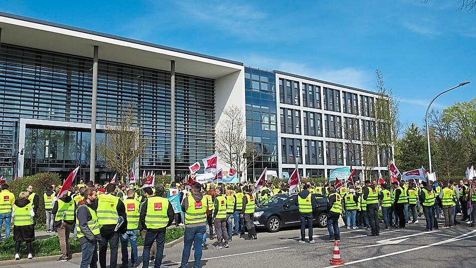 Vor der Bayernwerkzentrale trafen sich die Gewerkschafter zur Kundgebung. Über 1 500 Mitarbeiter von Eon, Bayernwerk oder Tennet waren am Freitag mit Bussen aus ganz Bayern nach Regensburg gekommen. Vor der Bayernwerkzentrale trafen sich die Gewerkschafter zur Kundgebung. Über 1 500 Mitarbeiter von Eon, Bayernwerk oder Tennet waren am Freitag mit Bussen aus ganz Bayern nach Regensburg gekommen.