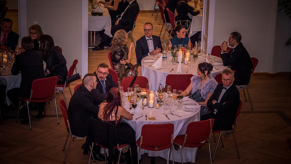 Anlässlich des 225-jährigen Bestehens veranstaltete das Landshuter Modehaus Oberpaur eine Jubliäumsgala - samt Vorführung historischer Abendkleider. Anlässlich des 225-jährigen Bestehens veranstaltete das Landshuter Modehaus Oberpaur eine Jubliäumsgala - samt Vorführung historischer Abendkleider.