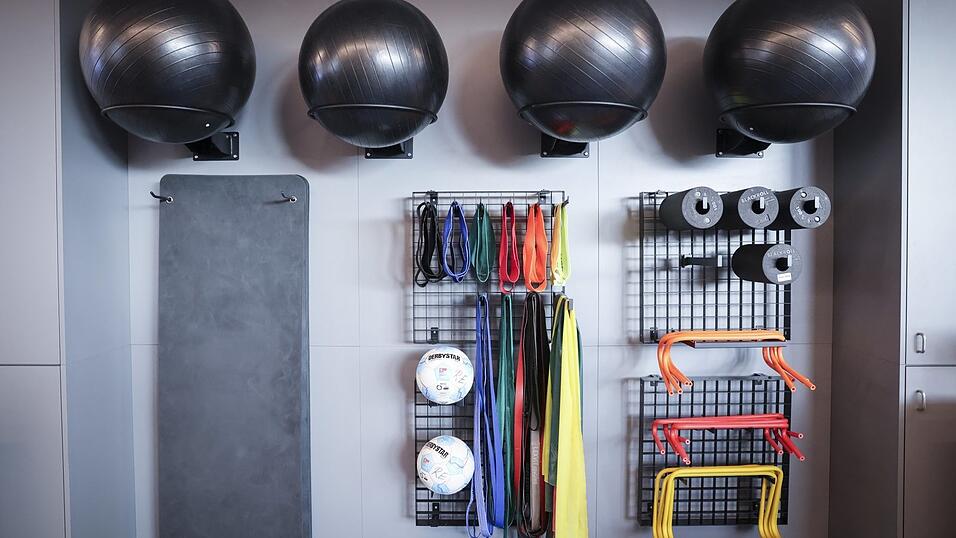 Blick in einen Funktions- und Trainingsraum einer Reha-Klinik. Das Prinzip &bdquo;Return to Work&ldquo; will die CSU-Fraktion als zentrales Ziel der medizinischen Rehabilitation gesetzlich verankern und finanziell absichern.