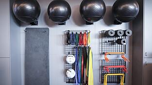 Blick in einen Funktions- und Trainingsraum einer Reha-Klinik. Das Prinzip &bdquo;Return to Work&ldquo; will die CSU-Fraktion als zentrales Ziel der medizinischen Rehabilitation gesetzlich verankern und finanziell absichern.