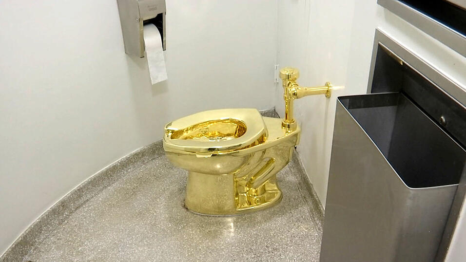Ein Standbild vom 16.09.2016, aus einem Video, zeigt das Kunstwerk 'Amerika' des Künstlers Maurizio Cattelan - eine goldene Toilette im Sanitärbereich des Solomon R. Guggenheim Museum in New York (USA). Beim Versuch, die Räume des Weißen Hauses mit einem Van.Gogh-Gemälde zu schmücken, hat das Guggenheim Museum US-Präsident Trump laut Washington Post eine Absage erteilt - und ihm stattdessen ein goldenes Klo angeboten. Ein Standbild vom 16.09.2016, aus einem Video, zeigt das Kunstwerk 'Amerika' des Künstlers Maurizio Cattelan - eine goldene Toilette im Sanitärbereich des Solomon R. Guggenheim Museum in New York (USA). Beim Versuch, die Räume des Weißen Hauses mit einem Van.Gogh-Gemälde zu schmücken, hat das Guggenheim Museum US-Präsident Trump laut Washington Post eine Absage erteilt - und ihm stattdessen ein goldenes Klo angeboten.