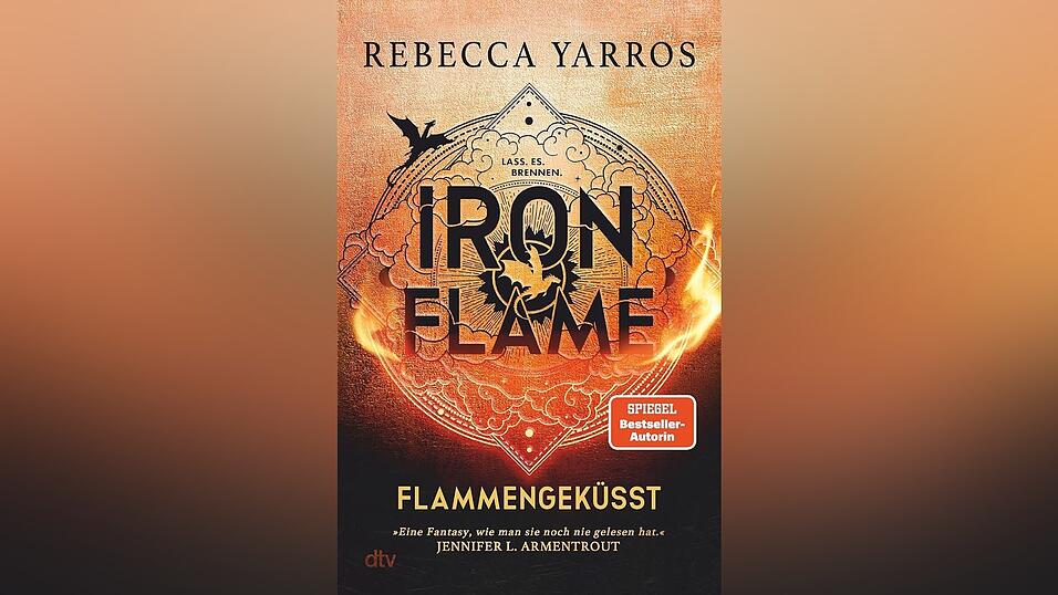 „Iron Flame – Flammengeküsst“ (Band 2) von Rebecca Yarros, 866 Seiten, erschienen bei dtv.