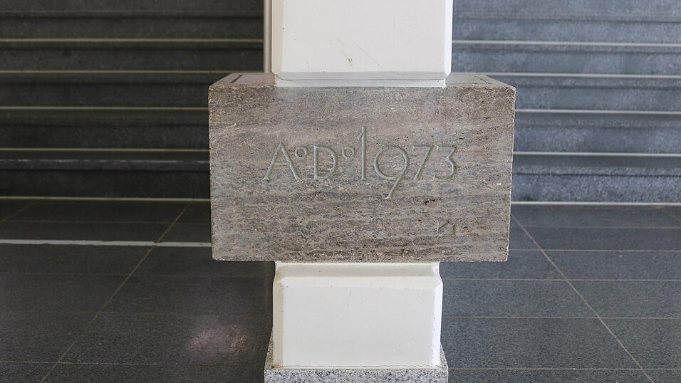 Was sich wohl im Grundstein in der Aula der Johann-Brunner-Mittelschule verbirgt? So genau wei&szlig; das keiner mehr. Aber vermutlich liegt darin das Original der Gr&uuml;ndungsurkunde.