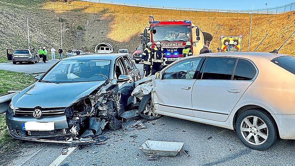 An den beiden Fahrzeugen entstand jeweils Totalschaden. An den beiden Fahrzeugen entstand jeweils Totalschaden.