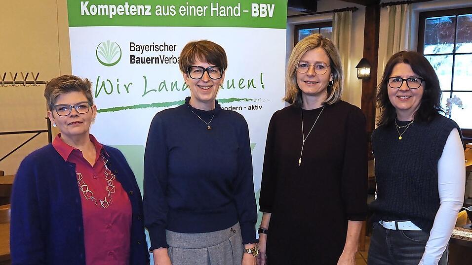 Karolin Aigner mit Monika Huber sowie Margit Bauer und Diana Wittmann. Karolin Aigner mit Monika Huber sowie Margit Bauer und Diana Wittmann.