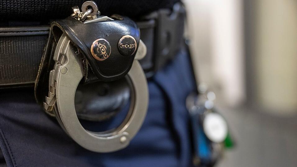 Nach dem Gewaltverbrechen an einer 60 Jahre alten Frau hat die Polizei einen Verd&auml;chtigen festgenommen. (Symbolbild)