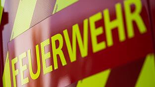 Feuerwehrleute verhindern ein weiteres Ausbreiten der Flammen. (Symbolbild)