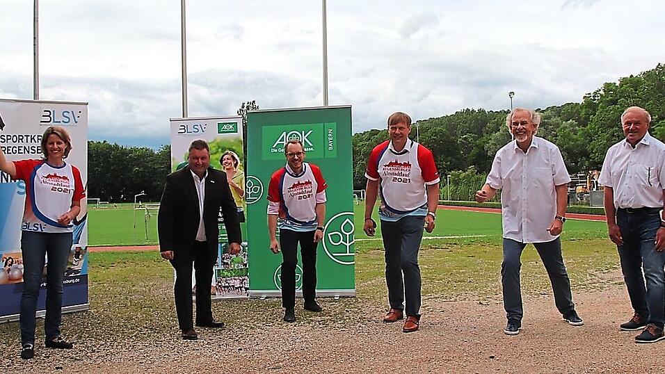 Von links: Sportbürgermeisterin Astrid Freudenstein gab den Startschuss für den ersten virtuellen Altstadtlauf für Thomas Stigler (Organisation), Gerd Baumann (Sparda Bank), Gerhard Linder (AOK), Franz Hohenleutner und Helmut Luderer (BLSV). Von links: Sportbürgermeisterin Astrid Freudenstein gab den Startschuss für den ersten virtuellen Altstadtlauf für Thomas Stigler (Organisation), Gerd Baumann (Sparda Bank), Gerhard Linder (AOK), Franz Hohenleutner und Helmut Luderer (BLSV).