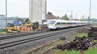 Derzeit läuft auch die Verlegung des Gleises 3 auf einer Länge von 400 Metern in Richtung Lärmschutzwand. Derzeit läuft auch die Verlegung des Gleises 3 auf einer Länge von 400 Metern in Richtung Lärmschutzwand.