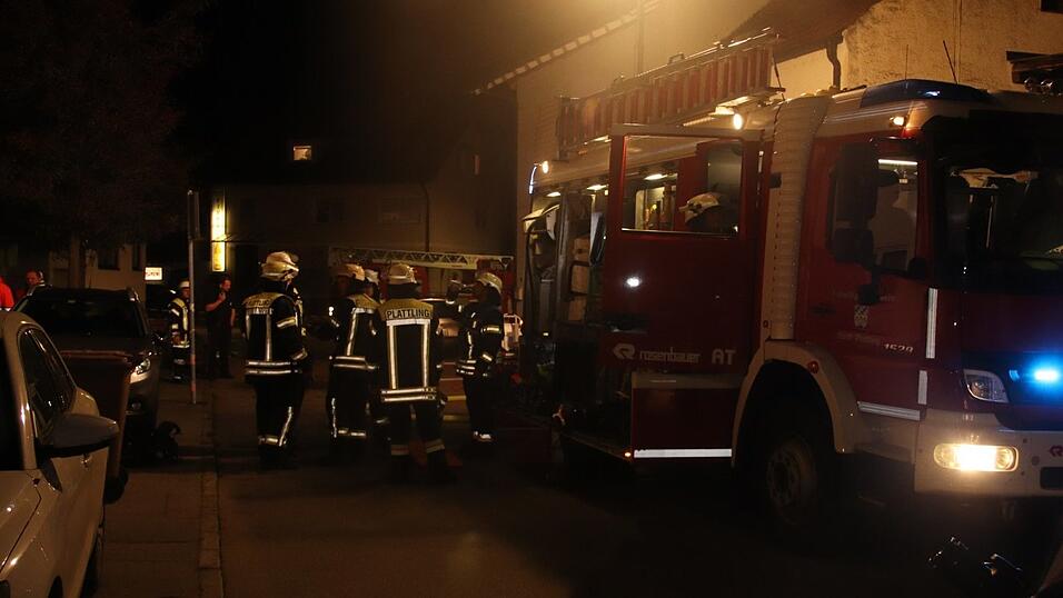 Bei einem Brand in Plattling ist am Montagabend eine 80-jährige Frau ums Leben gekommen.